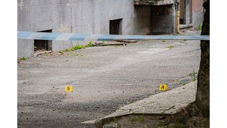 Crotone, morto un uomo durante una sparatoria: un poliziotto ferito