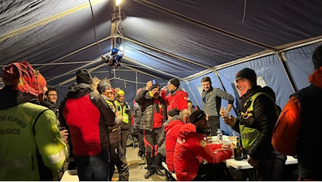 Ottavia Piana salva alle 2.59 dopo 75 ore di lavoro dei soccorritori. La gioia e il brindisi al campo base