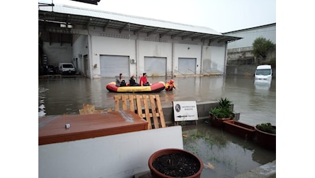 Nubifragio a Sassari, evacuazioni con i gommoni da parte dei vigili del fuoco