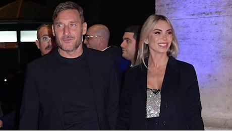 Totti-Jacobelli, l’ex capitano della Roma dribbla il gossip e parte per Miami con Noemi Bocchi