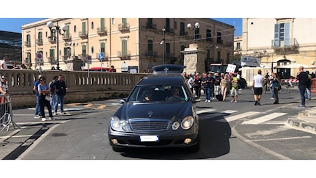 Manifestazione contro il G7, corteo funebre per “la morte delle aziende agricole”