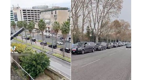 Corteo con 200 auto nere e Van a noleggio sul Lungomare di Napoli: protesta Ncc contro i decreti Salvini