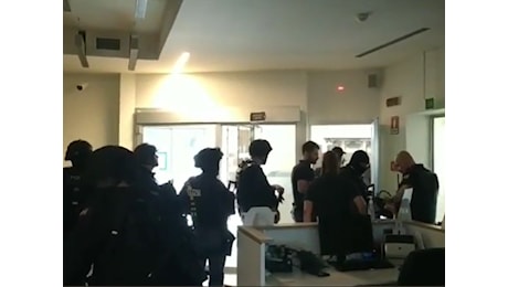 Ladri in banca: blitz della polizia nell'edificio circondato per ore. Banda era già scappata a mani vuote