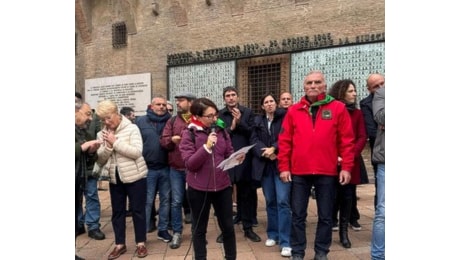 Bologna, il presidio di Anpi e Cgil contro il corteo di Casapound e Patrioti: Rappresentano un pericolo per l'Italia. In piazza Schlein e Fratoianni