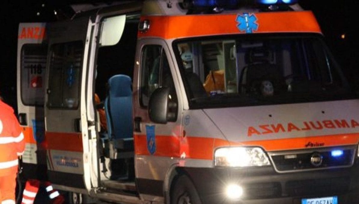 Pozzuoli Incidente Mortale Nella Notte Auto Si Schianta Contro La Rotonda La Vittima