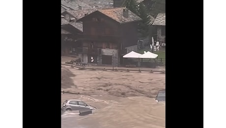 Alluvione a Cogne, in Valle d’Aosta: auto travolte da fiume in piena [VIDEO]