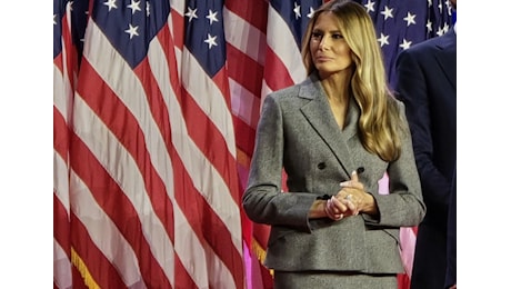 Melania Trump e il tailleur grigio Dior, le scelte di stile della First Lady