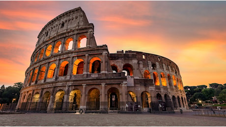 Airbnb paga 1,1 milioni per far combattere 16 turisti al Colosseo. Dopo l'accordo, il Campidoglio chiede una retromarcia