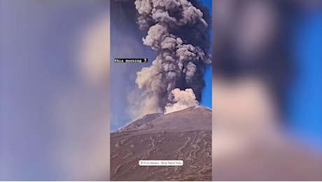 Etna, fumo denso ed esplosioni: le impressionanti immagini girate sulla vetta del vulcano