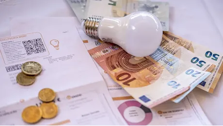 Bollette luce e gas in aumento nel 2025: ecco perché, di quanto e come difendersi dai rincari