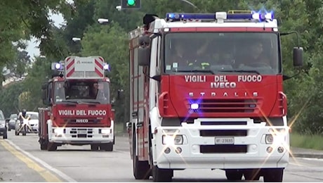 Incendio a Milano in via Trasimeno, evacuato un palazzo di 21 piani: centinaia di residenti in strada, una donna e una bambina intossicate