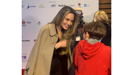 Angelina Jolie un giorno a Torino: dalle foto con i giornalisti ai selfie con fan