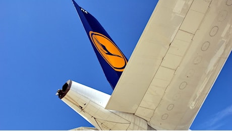Lufthansa aumenta prezzi dei biglietti in Europa per coprire i costi ambientali. Ecco di quanto cresceranno