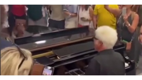 Tilt informatico, un musicista allenta la tensione all'aeroporto di Palermo: lui suona, tutti cantano