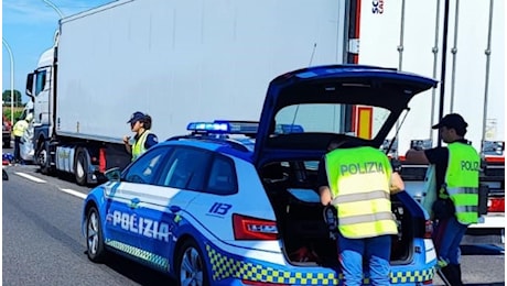 Camion da F1 fermato in autostrada, 1.500 CV e 150 km/h: maxi multa