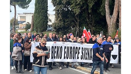 “Non molliamo mai”. E a Siena gli operai della Beko in corteo cantano la Marcia del Palio