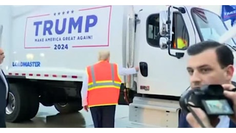 IL VIDEO. Trump a bordo di un camion della spazzatura sfrutta la gaffe di Biden