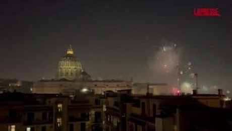 Capodanno, i fuochi d'artificio a Roma illuminano il Cupolone