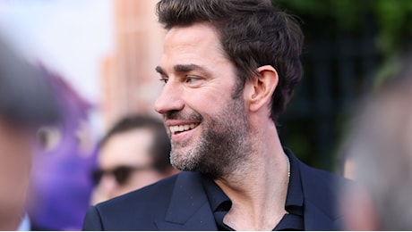 L’uomo più sexy del mondo 2024 è il marito di Emily Blunt: John Krasinski di The Office e Quiet Place... ma è il sex symbol che il mondo voleva?