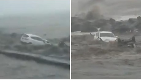 Il torrente esonda a Torre Archirafi e l'auto viene trascinata in mare dal fiume di fango che ha invaso la strada