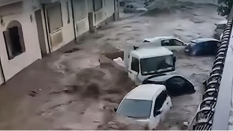 Nubifragi in Sicilia, strade come fiumi. Auto in mare e decine di sfollati