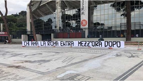 Roma-Udinese, lo striscione dei tifosi fuori dall'Olimpico: Chi ama la Roma entra mezz'ora dopo. Strade chiuse attorno allo stadio. FOTO!