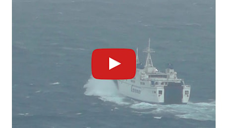 Meteo: traghetto nel mare in Tempesta tra Capri e Napoli, il Video