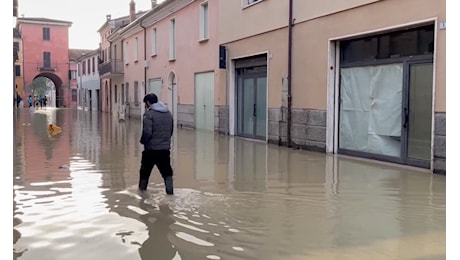 Alluvione a Lugo. Evacuato l'ospedale. Lavori per chiudere la falla del Senio a Cotignola