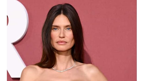 Bianca Balti si mostra per la prima volta senza capelli. VIDEO