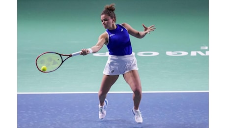 Jasmine Paolini gioca un match epico e si inchina ad Iga Swiatek dopo 2 ore e mezza: Italia-Polonia 1-1