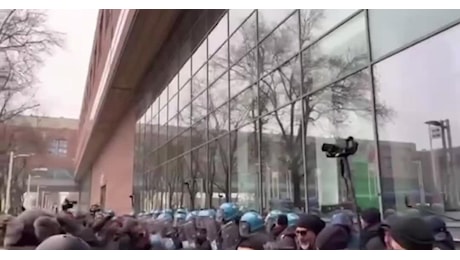 Torino, scontri al corteo degli studenti pro-Palestina, uova e sassi contro la polizia, che reagisce con manganellate - VIDEO