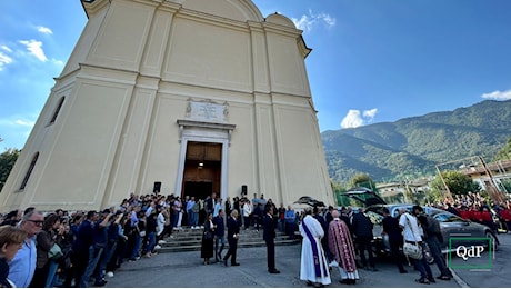 In 600 per l’addio a Susanna e Mia: “Anche noi grandi abbiamo paura della vita. Ragazzi aiutateci ad amarvi!”