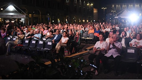 Una balera sotto le stelle. Il liscio, successo senza età. Mille in piazza per ’Cara Forlì’. Vandelli: Amo la Romagna