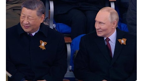 Mosca, al via la parata del Giorno della Vittoria. Putin seduto accanto a Xi Jinping: «Tutta la Russia sostiene l'offensiva all'Ucraina» - Il video