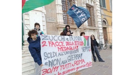 Studenti in protesta di fronte al Rettorato