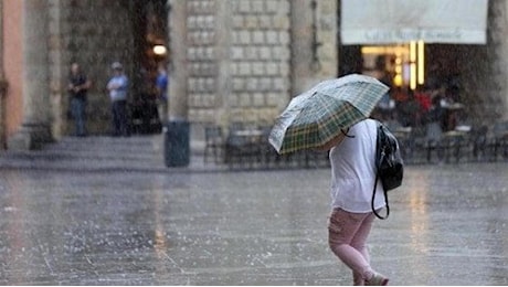 Previsioni meteo, treno di perturbazioni verso l’Italia: tanta pioggia al Cento-Nord, caldo al Sud