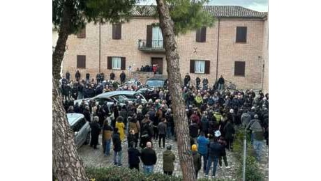 Ultimo saluto a Cristian e Luca, fuori dalle chiese applausi, palloncini e 'Gli angeli' di Vasco Rossi