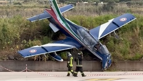 Paura per le Frecce Tricolore durante l'esibizione a Pantelleria. «C'è stato un contatto in volo». Ferito uno dei piloti