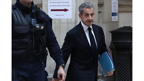 Condannato in via definitiva per corruzione, Nicolas Sarkozy con il braccialetto elettronico per un anno