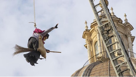 Roma, la Befana vola su piazza Navona. Gualtieri: «Ha portato dolci ma anche carbone, perché si può fare sempre meglio»