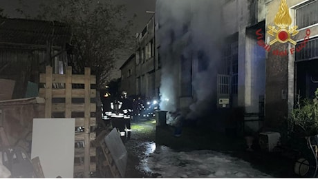 Incendio in un’officina in via Lisiade Pedroni, evacuate dieci persone da uno stabile per il fumo