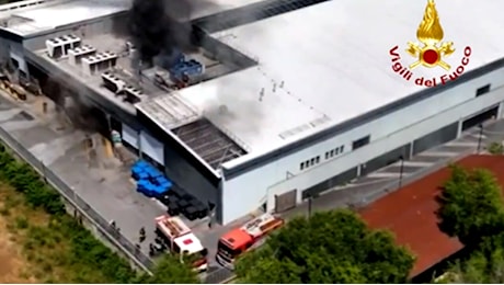 Paura al centro commerciale: locali evacuati per un incendio, due operai salvati dal tetto