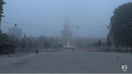 Meteo. Milano, nebbia avvolge il Castello Sforzesco: Atmosfera di mistero. Video