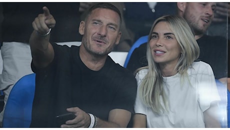 Francesco Totti e il flirt con Marialuisa Jacobelli, la (strana) reazione di Noemi Bocchi a Miami: «Intesa evidente»