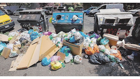 Ventenne senzatetto si addormenta nel cassonetto della plastica e si sveglia un attimo prima di entrare nel tritarifiuti