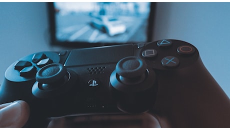 Urla e bestemmia tutte le notti mentre gioca alla PlayStation: la vicina esasperata accoltella la madre