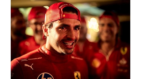 F1 | Ferrari saluta Carlos Sainz: ecco la sua reazione alle dediche dei Tifosi