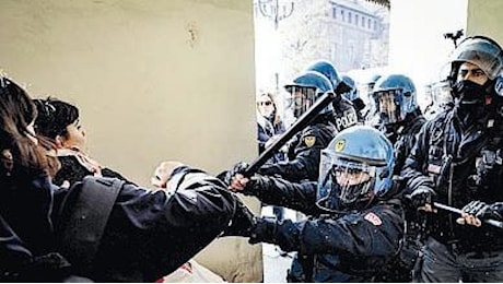 Scontri studenti-polizia a Torino, il Viminale e la scelta del contenimento in piazza per evitare nuove Pisa