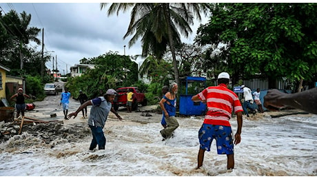 Uragano Beryl, è allerta ai Caraibi e in Messico: raggiunta la categoria più alta delle tempeste tropicali. Co