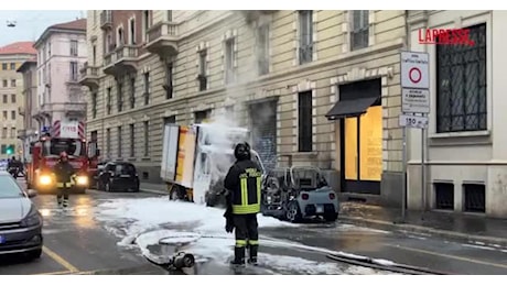 Incendio in via Spartaco a Milano, camion Esselunga e minicar elettrica avvolti da fiamme alte 5metri e distrutti - VIDEO